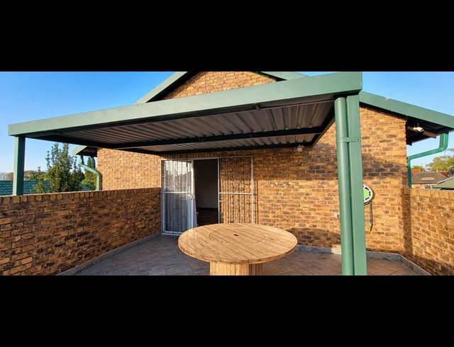 2 BEDROOM TOWNHOUSE FOR SALE IN ROOIHUISKRAAL NORTH
